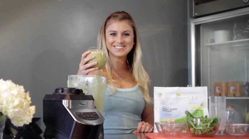 How to Make a Green Smoothie: Almond Milk, Spinach, & Mangos