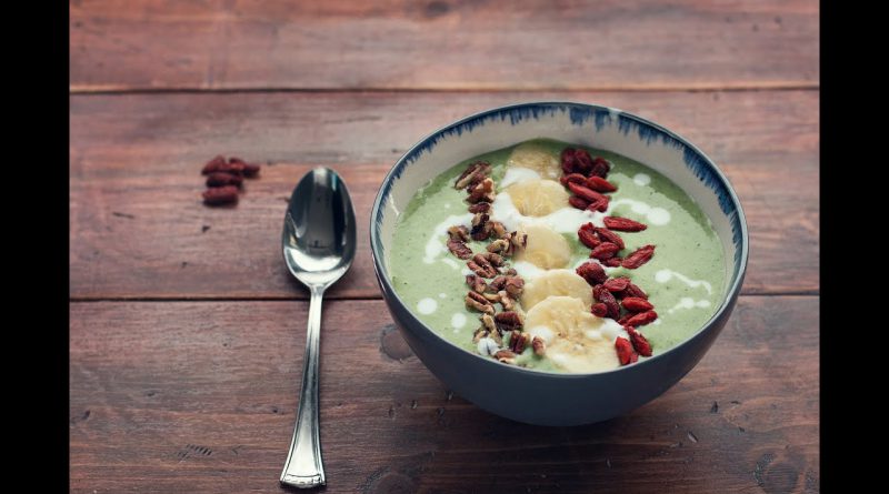 Green Superfood Smoothie Bowl