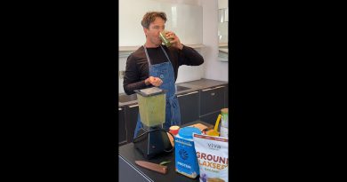 Stephan makes Dr. Rhonda Patrick's Micronutrient Green Smoothie @FoundMyFitness