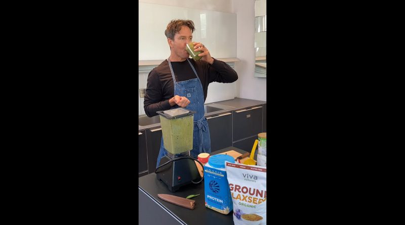 Stephan makes Dr. Rhonda Patrick's Micronutrient Green Smoothie @FoundMyFitness