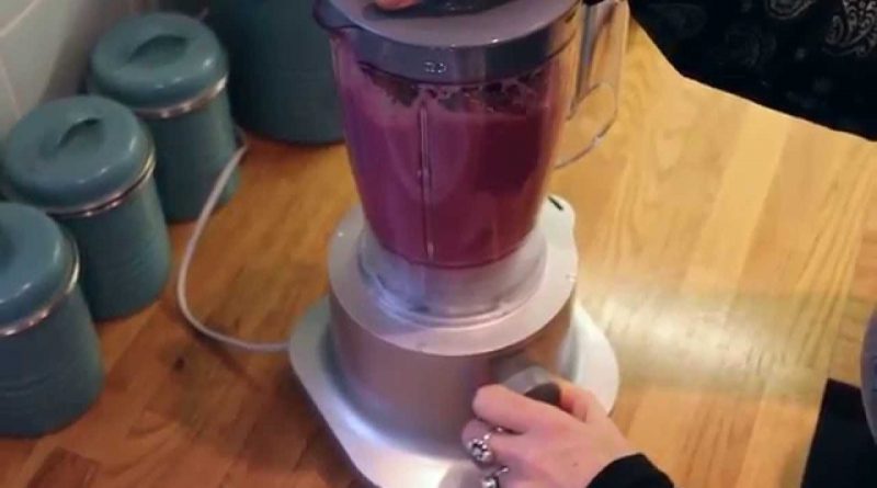 How To Make The Ultimate Superfood Smoothie - in 5 easy steps