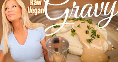 Raw Vegan GRAVY Recipe with Cauliflower Mashed Potatoes